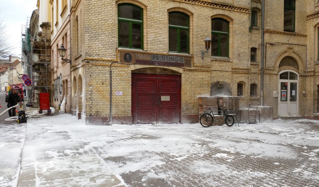 Filmdreh an einem historischen Gebäude mit Kunstschnee, der New York City in Halle (Saale) simuliert