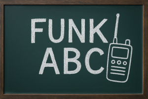 Tafel mit Funkgerät und der Aufschrift „Funk ABC“ als Einführung in Walkie-Talkie-Grundlagen am Filmset