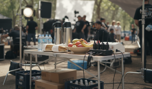 Set-Tisch am Filmset mit Catering, Funkgeräten und Wasser als zentrale Mini-Base für das Team
