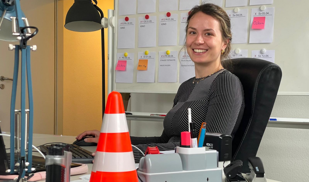 Julia als Motiv-Aufnahmeleitungsassistenz bei der Arbeit im Büro während der Drehvorbereitung
