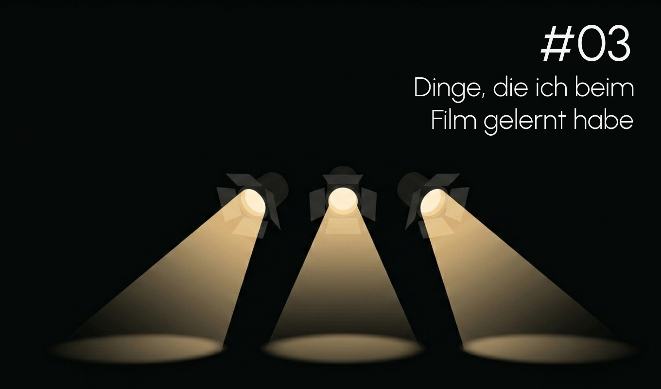 Grafik auf schwarzem Hintergrund mit drei parallel ausgerichteten Film-Scheinwerfern, die drei klare, goldfarbene Lichtkegel nach vorne unten werfen. Oben rechts in der Ecke steht der weiße Text „#03 Dinge, die ich beim Film gelernt habe“.